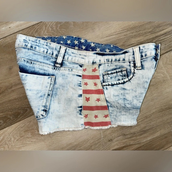 NWOT BLUE ASPHALT cute red white and blue Stars and Stripes Jean cut off shorts - Picture 3 of 6